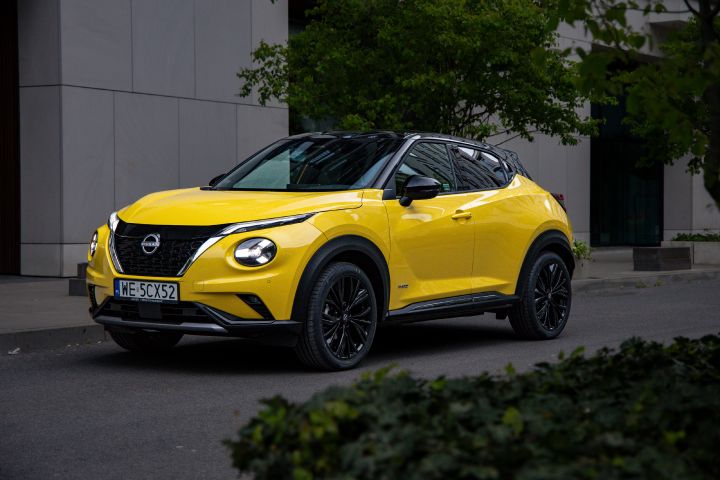 Żółty Nissan Juke stojący przed budynkiem
