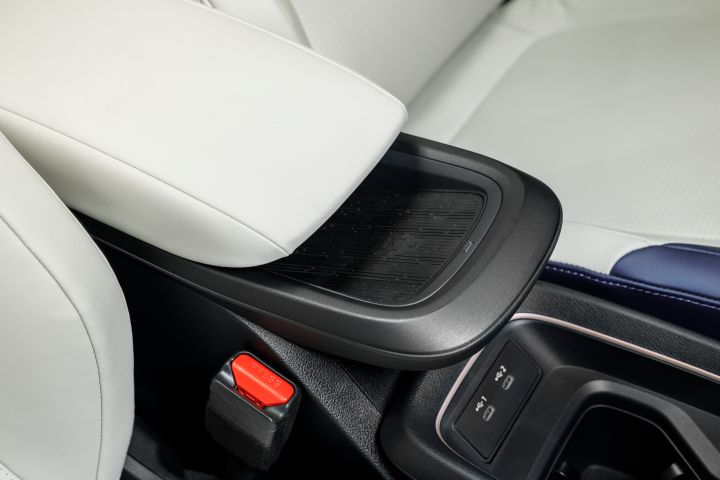 Weiß bezogene Mittelkonsole im Interieur des Nissan LEAF