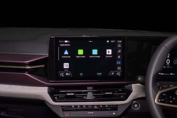 Tekton central touchscreen displaying connected applications including Android Auto, Apple CarPlay and Google Play services.