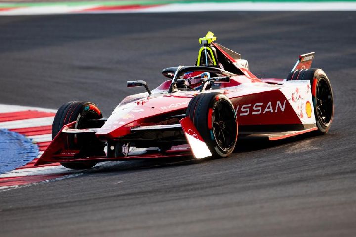 Carro de corrida elétrico da Nissan faz a curva em disputa de prova do ampeonato de Fórmula E