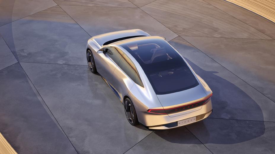 Imagem digital do sedã Nissan Evo Concept de traseira, de cima