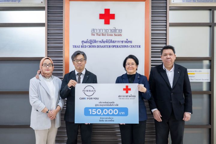 3 Nissan representatives present 150,000 Baht donation to a representative of the Thai Red Cross Society