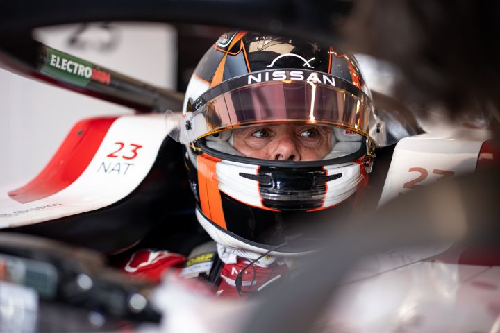 Norman Nato saß mit aufgesetztem Helm und hochgeklapptem Visier im Nissan e‑4ORCE 05 mit der Startnummer 23 und wartete in der Teamgarage darauf, auf die Strecke zu gehen.