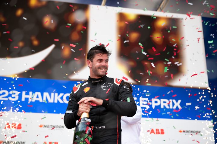 Le pilote Nissan Formule E monte sur le podium.