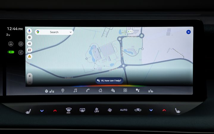 Gros plan sur l'écran d'infodivertissement central de l'habitacle de la nouvelle Nissan LEAF avec l'affichage de Google Navigation