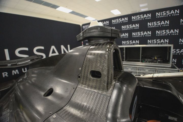 Detailansicht des Nissan Formel E Gen4 Rennwagens mit schwarzer Karosserie ohne Rennlackierung