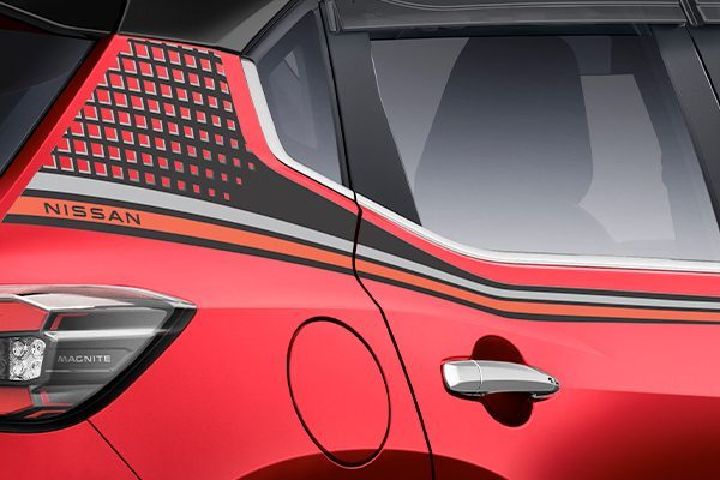 Accesorio de sticker de Nissan Magnite rojo.