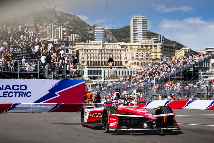 Frontalaufnahme von Norman Nato im Nissan Formula E Rennwagen mit der Startnummer 23 auf der Rennstrecke während des E-Prix von Monaco, hinter ihm sind die Tribünen zu sehen.