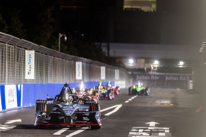 Frontalaufnahme von Norman Nato im Auto mit der Startnummer 23 während des E-Prix von Tokio, hinter ihm sind mehrere andere Autos zu sehen.