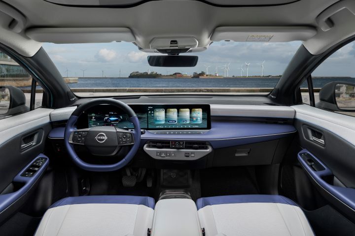 Gesamtaufnahme vom Cockpit des neuen Nissan LEAF