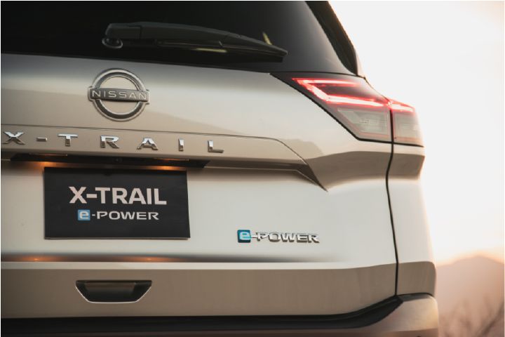 Un primer plano de los emblemas del portón trasero del Nissan X‑Trail