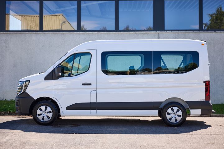 Auf einem Asphaltplatz vor einem Gebäude steht ein weißer Nissan Interstar-e mit MobiTEC Ausbau
