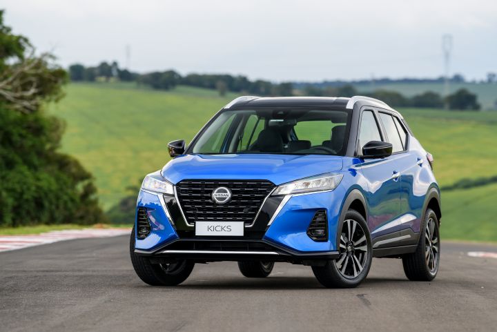 Unidade do Nissan Kicks azul estacionada em uma pista de corrida