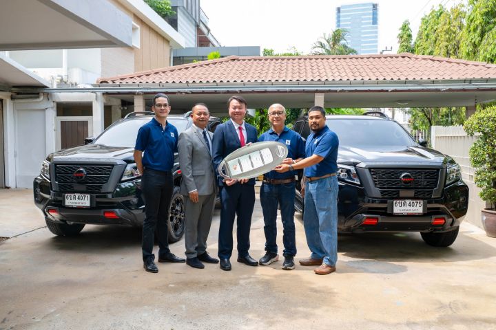 Nissan executives Delivers Nissan NAVARA PRO-4X to WWF Thailand