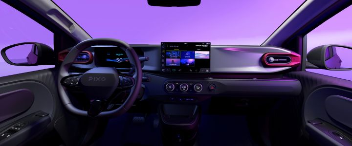 Fotografia que mostra o interior de um veículo elétrico na perspetiva do banco da frente. A iluminação ambiente roxa destaca o volante, o painel de instrumentos digital, o ecrã tátil central, os comandos circulares do ar condicionado, os painéis das portas esculpidos e o painel de instrumentos largo.