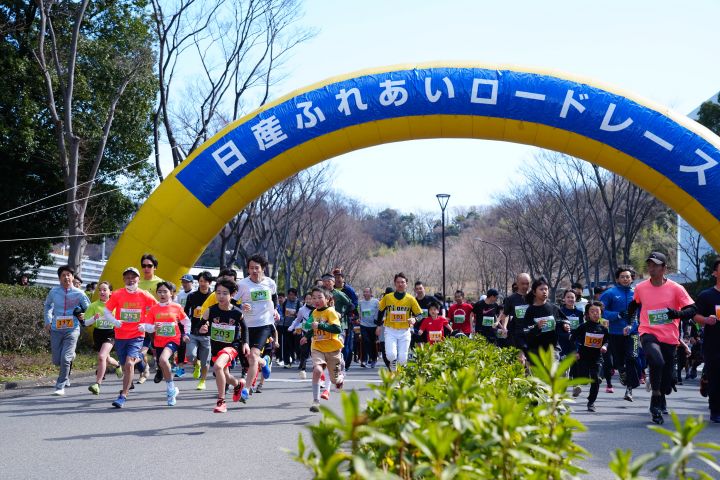 日産テクニカルセンターでスタートを切る、子供たちを先頭にした各ランナーと伴走者たちの様子