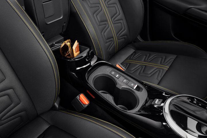 Innenraum des Nissan Juke, Mittelkonsole mit geöffneter Mittelablage
