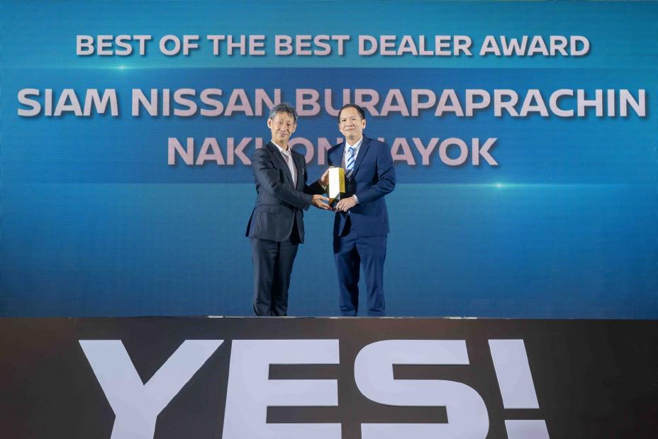 Photo of reward ceremony of Dealer Best of the best 2024 by Nissan president to Dealer
