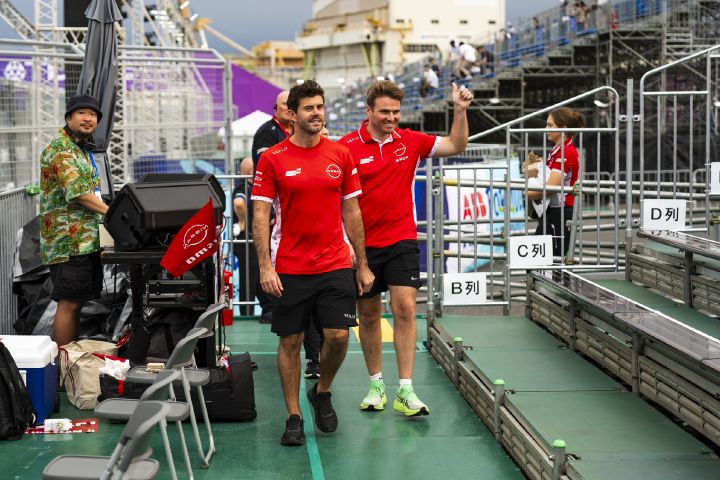Norman Nato und Oliver Rowland in ihren roten Team-Trikots auf dem Weg zur Nissan-Tribüne.