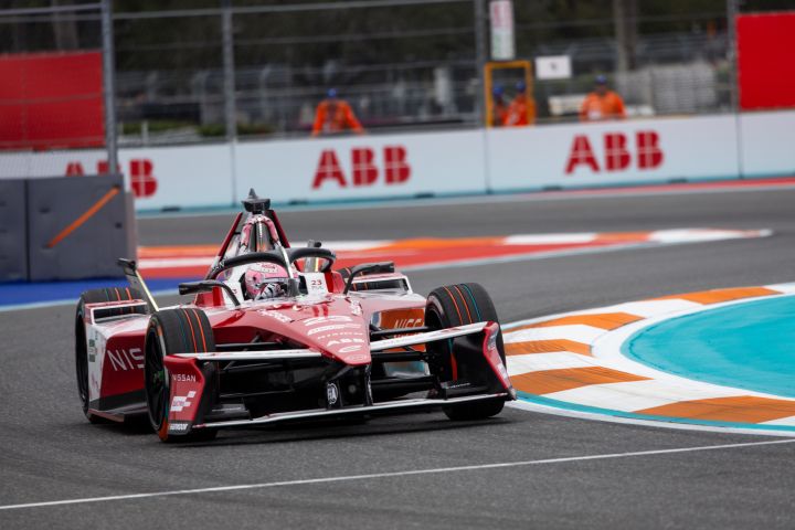 Abbi Pulling im Nissan Formula E Rennwagen auf der Rennstrecke des Miami E-Prix während des Rookie Trainings