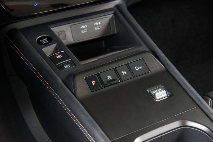 Console central do Nissan Kicks mostrando o acionamento do câmbio através de teclas P, R, N e D