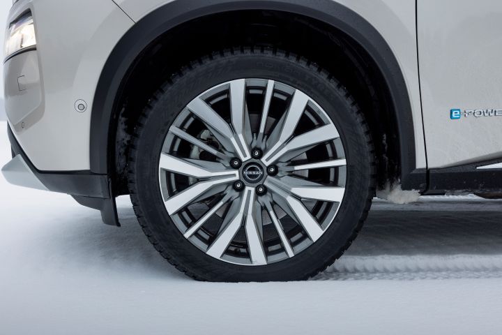 Seitliche Detailansicht Leichtmetallräder und Reifen des Nissan X‑Trail auf Schnee