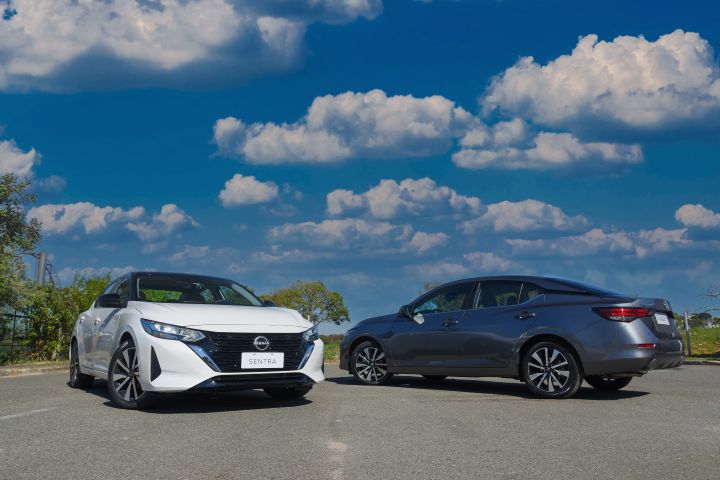 Carros Sentra Exclusive e Advance lado a lado sob uma rua de asfalto e o céu azul de fundo