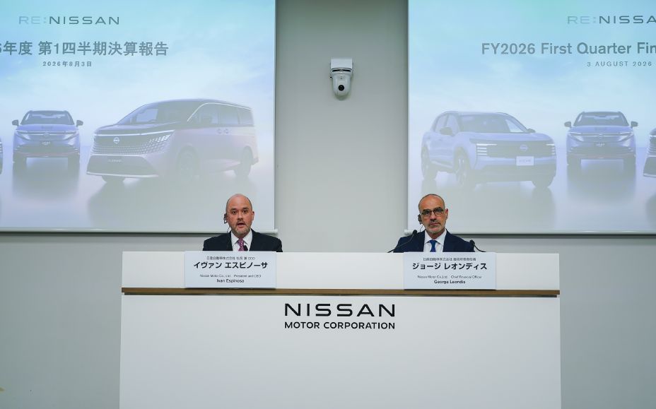 Image au format portrait du CEO et du CFO lors de la conférence de presse des résultats du premier trimestre de l’année fiscale 2026.
