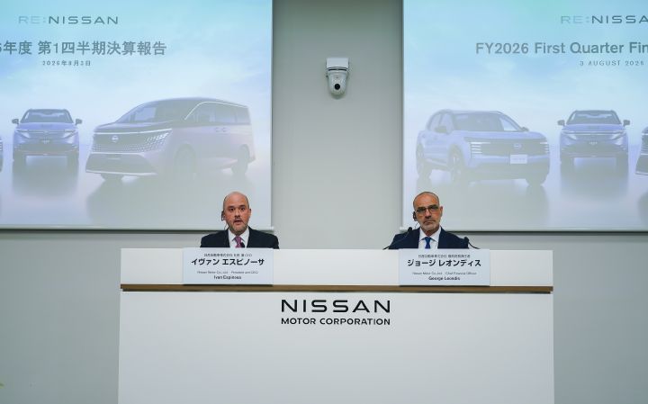 Image au format portrait du CEO et du CFO lors de la conférence de presse des résultats du premier trimestre de l’année fiscale 2026.