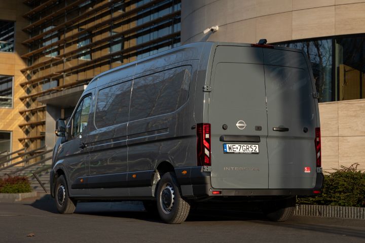 Ujęcie statyczne tyłu nadwozia Nissan Interstar LCV