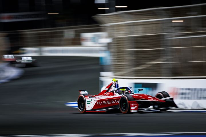 Seiten-/Frontansicht des Nissan e‑4ORCE 05 mit der Startnummer 1, der von Oliver Rowland unter den Lichtern von Dschidda mit hoher Geschwindigkeit gefahren wird.