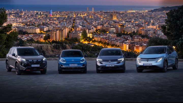 X‑Trail, Micra, LEAF og Ariya stilte seg opp sammen med Barcelonas silhuett i bakgrunnen