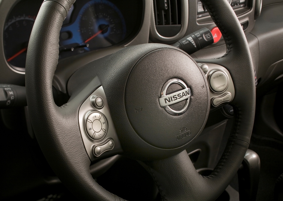 Angled view of the steering wheel in the 2008 Nissan Cube.