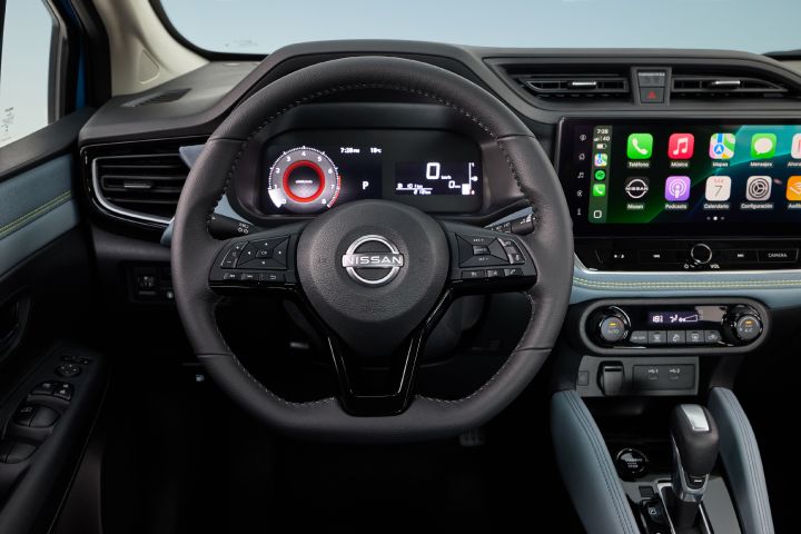 Volante y pantalla de Nissan Versa 2026