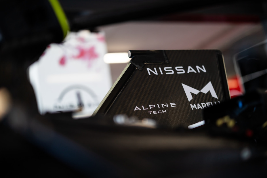 Logos oficiales de Nissan y Alpine en auto de Fórmula E