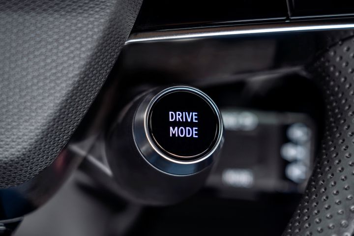 detailed drive mode switch dial behind steering wheel