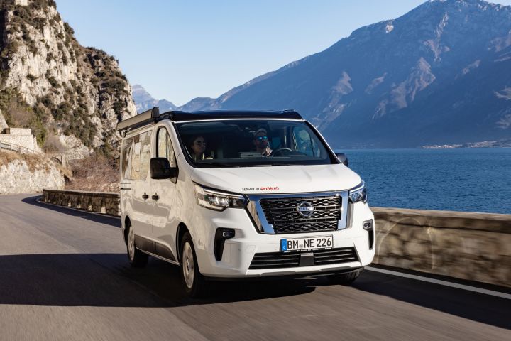 Weißer Nissan Primastar by Dethleffs Campingumbau