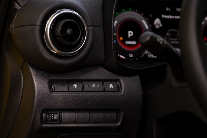 Zbliżenie na lewą część deski rozdzielczej Nissana Juke