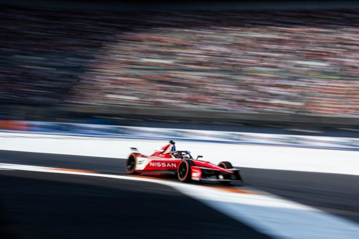 Frontalaufnahme von Norman Nato im Nissan e‑4ORCE 05 mit der Startnummer 23, der während des E-Prix-Wochenendes in Mexiko-Stadt mit hoher Geschwindigkeit durch den Stadionabschnitt fährt.
