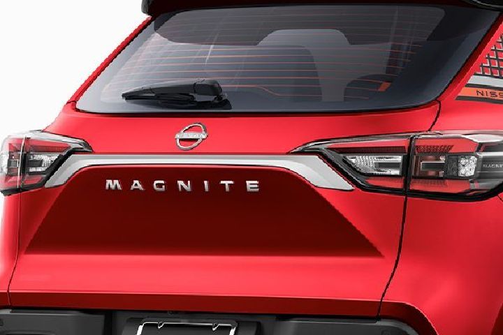 Nissan Magnite rojo de atrás con foco en badge.