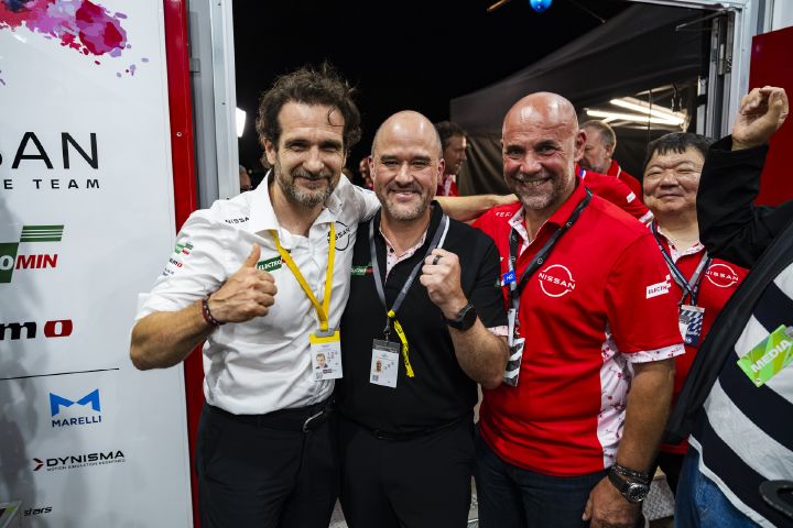 Tommaso Volpe mit der Nissan-Führungsriege nach dem E-Prix von Tokio, alle lächeln mit hochgerecktem Daumen in die Kamera.