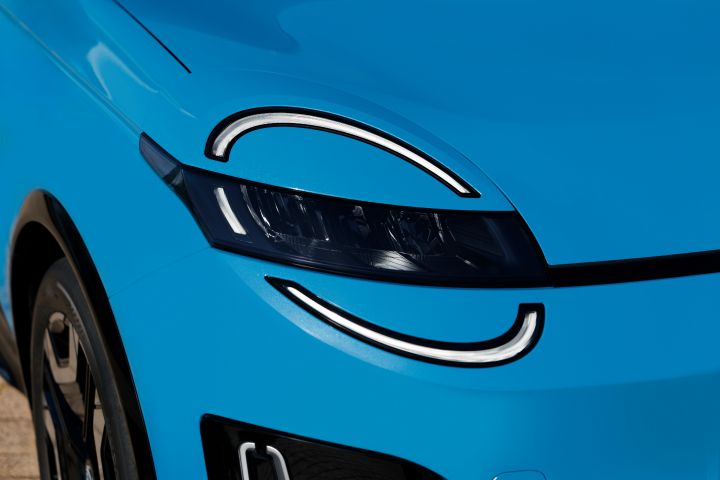 Detailaufnahme des Frontscheinwerfers eines blauen, neuen Nissan Micra