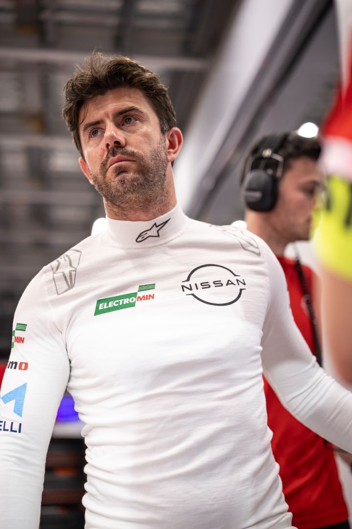 Porträtfoto von Norman Nato in der Garage des Nissan Formula E Teams mit seinem weißen Unterhemd.