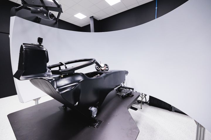 Nahaufnahme des Nissan Formel E Rennsimulators mit den umgebenden Bildschirmen