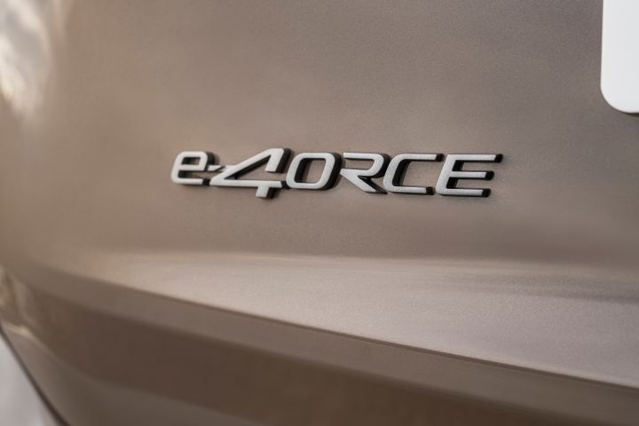 Nahaufnahme eines metallischen Emblems mit der Aufschrift „e-40RCE“ auf der glatten Oberfläche des neuen 2026 Nissan X‑Trail in der Außenfarbe Baja Storm. Das Emblem besteht aus einer Kombination aus Klein- und Großbuchstaben in einer modernen, eleganten Schriftart und unterstreicht die elektrische Allradantrieb-Fähigkeit des Fahrzeugs.