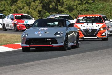 Nissan Z leading the Sentra Cup cars