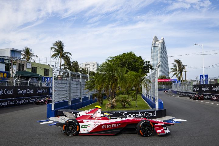 Seitenansicht von Oliver Rowland im Auto mit der Startnummer 1 während des E-Prix-Wochenendes in Sanya, wobei auf der Innenseite der Kurve Bäume zu sehen sind.
