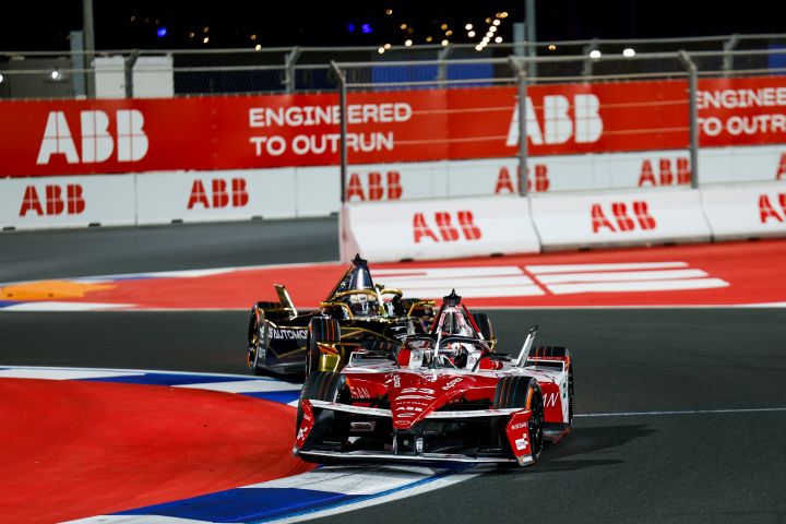 Frontalaufnahme von Norman Nato am Steuer des Nissan e‑4ORCE 05 mit der Startnummer 23 beim E-Prix in Dschidda, hinter ihm ein weiteres Auto.