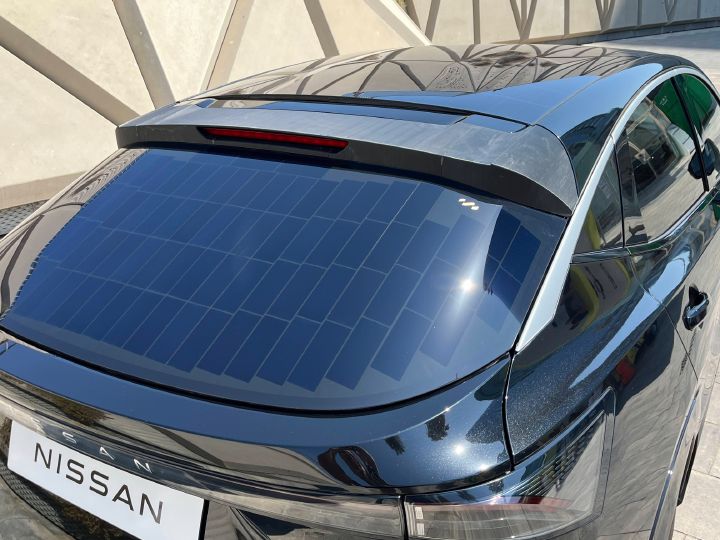 Nissan Ariya con paneles solares integrados - detalle