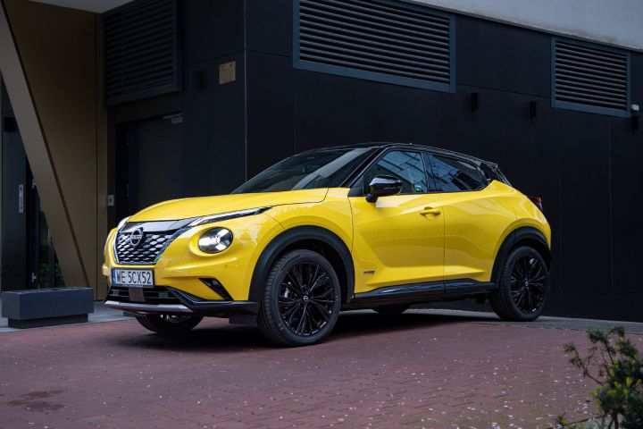 Żółty Nissan Juke stojący przed budynkiem
